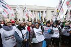 Участники митинга предпринимателей и движения "SaveФоп" против налоговых реформ и карантинных ограничений для бизнеса у здания Верховной рады в Киеве. Президент Владимир Зеленский выступил с ежегодным посланием к Верховной раде о внутреннем и внешнем положении страны. Место: Украина, Киев. Автор: Стрингер/РИА Новости. Ситуация в Киеве на фоне ежегодного послания президента Украины В. Зеленского
