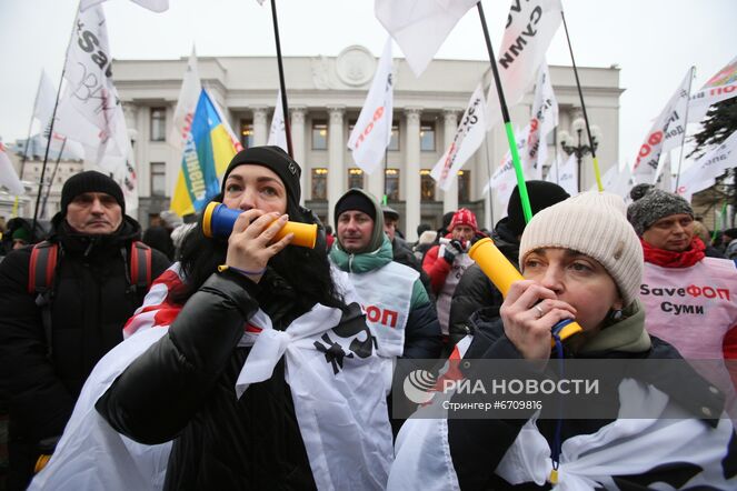 Участники митинга предпринимателей и движения "SaveФоп" против налоговых реформ и карантинных ограничений для бизнеса у здания Верховной рады в Киеве. Президент Владимир Зеленский выступил с ежегодным посланием к Верховной раде о внутреннем и внешнем положении страны. Место: Украина, Киев. Автор: Стрингер/РИА Новости. Ситуация в Киеве на фоне ежегодного послания президента Украины В. Зеленского