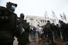 Сотрудники правоохранительных органов и участники митинга предпринимателей и движения "SaveФоп" против налоговых реформ и карантинных ограничений для бизнеса у здания Верховной рады в Киеве. Президент Владимир Зеленский выступил с ежегодным посланием к Верховной раде о внутреннем и внешнем положении страны. Место: Украина, Киев. Автор: Стрингер/РИА Новости. Ситуация в Киеве на фоне ежегодного послания президента Украины В. Зеленского