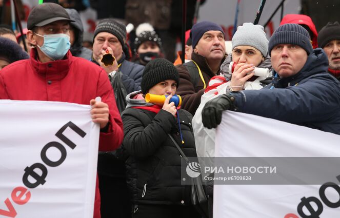 Участники митинга предпринимателей и движения "SaveФоп" против налоговых реформ и карантинных ограничений для бизнеса у здания Верховной рады в Киеве. Президент Владимир Зеленский выступил с ежегодным посланием к Верховной раде о внутреннем и внешнем положении страны. Место: Украина, Киев. Автор: Стрингер/РИА Новости. Ситуация в Киеве на фоне ежегодного послания президента Украины В. Зеленского