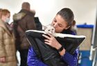 Девушка целует кошку британской породы на Международной выставке кошек в Минске. Место: Белоруссия, Минск. Автор: Владимир Рогалевич/РИА Новости. Международная выставка кошек в Минске