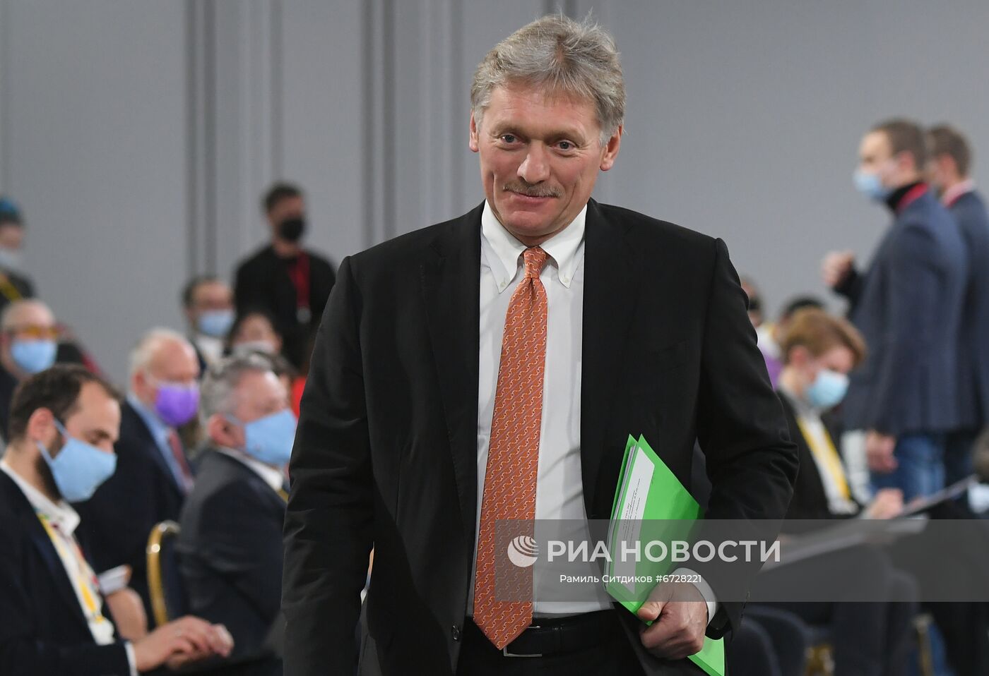 23 декабря 2021. Заместитель руководителя администрации президента - пресс-секретарь президента РФ Дмитрий Песков перед началом большой ежегодной пресс-конференции президента РФ Владимира Путина в Центральном выставочном зале "Манеж". Место: Россия, Москва. Автор: Рамиль Ситдиков/РИА Новости. Ежегодная пресс-конференция президента России Владимира Путина