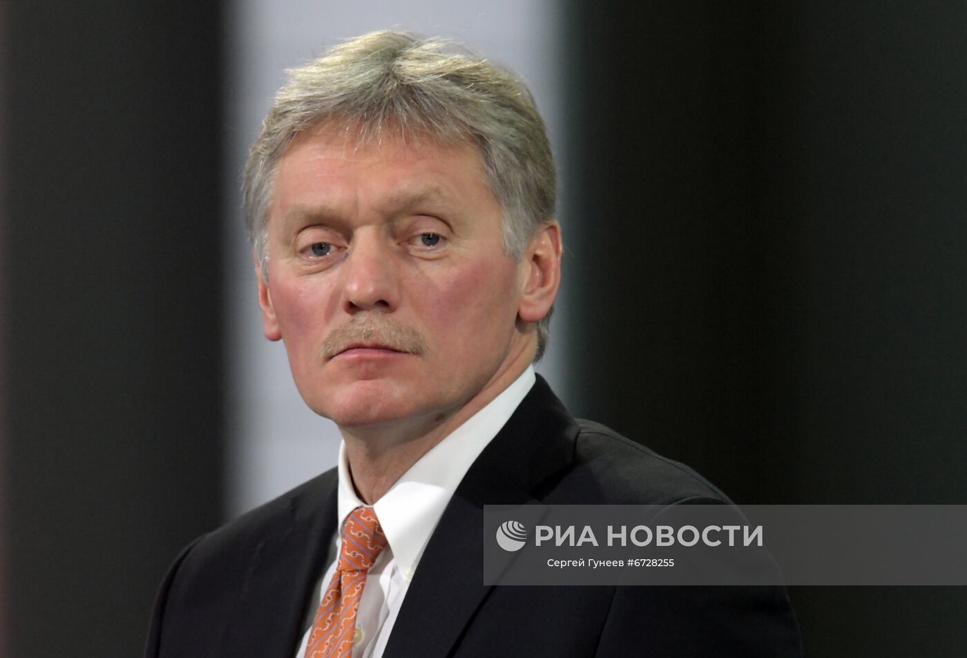 23 декабря 2021. Заместитель руководителя администрации президента РФ, пресс-секретарь президента РФ Дмитрий Песков на ежегодной пресс-конференции президента РФ Владимира Путина в Центральном выставочном зале "Манеж". Место: Россия, Москва. Автор: Сергей Гунеев/РИА Новости. Ежегодная пресс-конференция президента России Владимира Путина