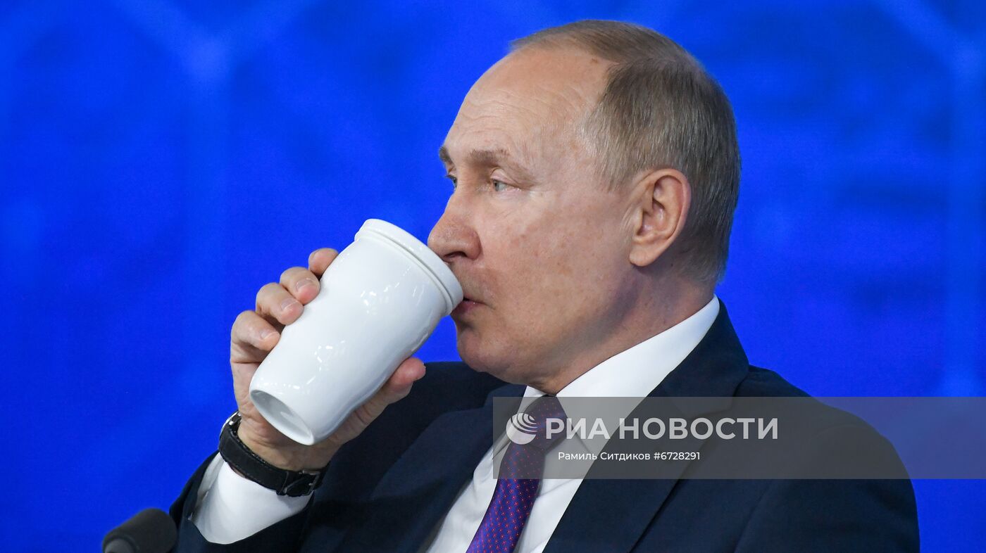 23 декабря 2021. Президент РФ Владимир Путин на большой ежегодной пресс-конференции в Центральном выставочном зале "Манеж". Место: Россия, Москва. Автор: Рамиль Ситдиков/РИА Новости. Ежегодная пресс-конференция президента России Владимира Путина