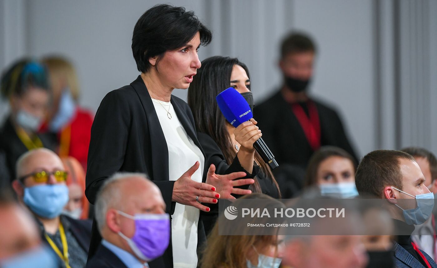 23 декабря 2021.Телеведущая Ирада Зейналова задает вопрос на большой ежегодной пресс-конференции президента РФ Владимира Путина в Центральном выставочном зале "Манеж". Место: Россия, Москва. Автор: Рамиль Ситдиков/РИА Новости. Ежегодная пресс-конференция президента России Владимира Путина