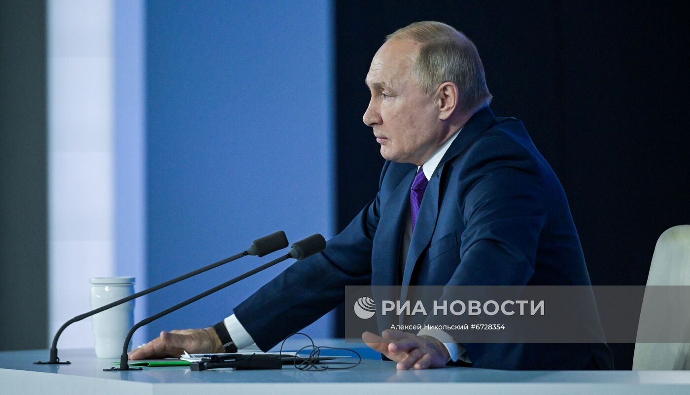 23 декабря 2021. Президент РФ Владимир Путин на большой ежегодной пресс-конференции в Центральном выставочном зале "Манеж". Место: Россия, Москва. Автор: Алексей Никольский/РИА Новости. Ежегодная пресс-конференция президента России Владимира Путина