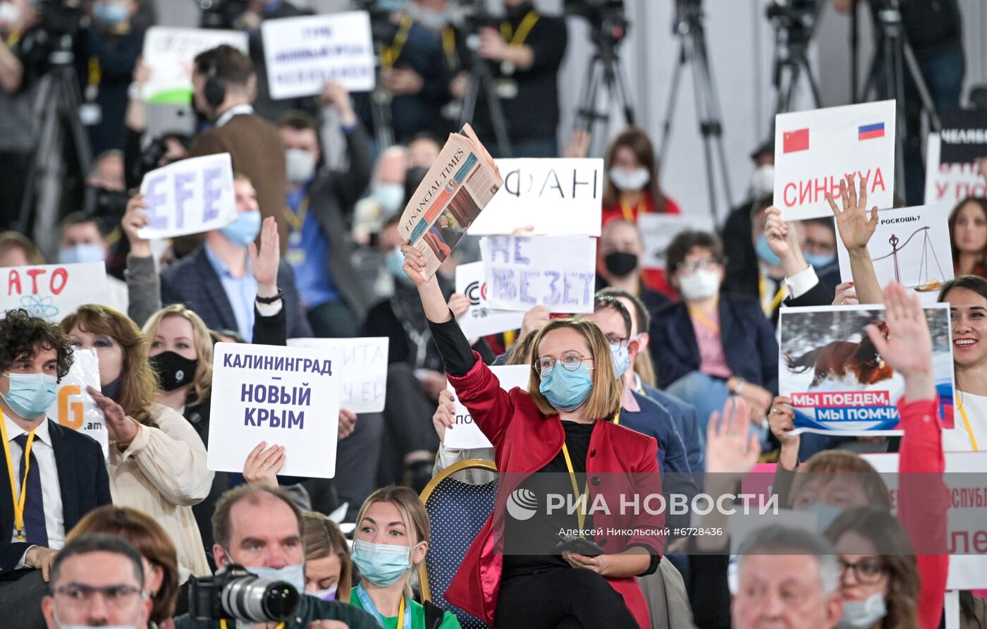 23 декабря 2021. Журналисты во время большой ежегодной пресс-конференции президента РФ Владимира Путина в Центральном выставочном зале "Манеж". Место: Россия, Москва. Автор: Алексей Никольский/РИА Новости. Ежегодная пресс-конференция президента России Владимира Путина