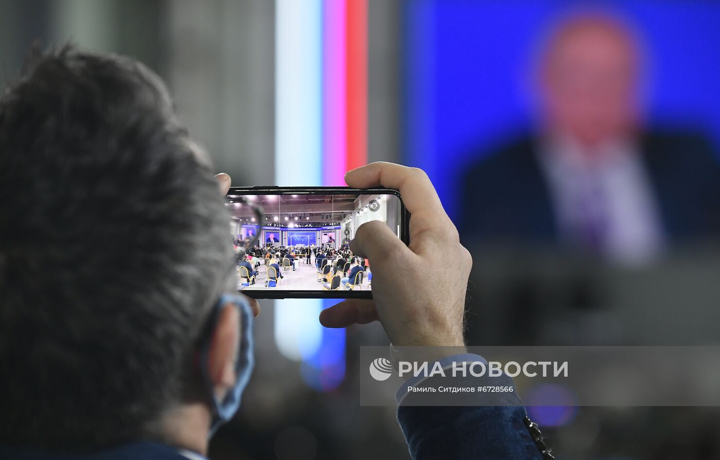23 декабря 2021. Журналист во время большой ежегодной пресс-конференции президента РФ Владимира Путина в Центральном выставочном зале "Манеж". Место: Россия, Москва. Автор: Рамиль Ситдиков/РИА Новости. Ежегодная пресс-конференция президента России Владимира Путина