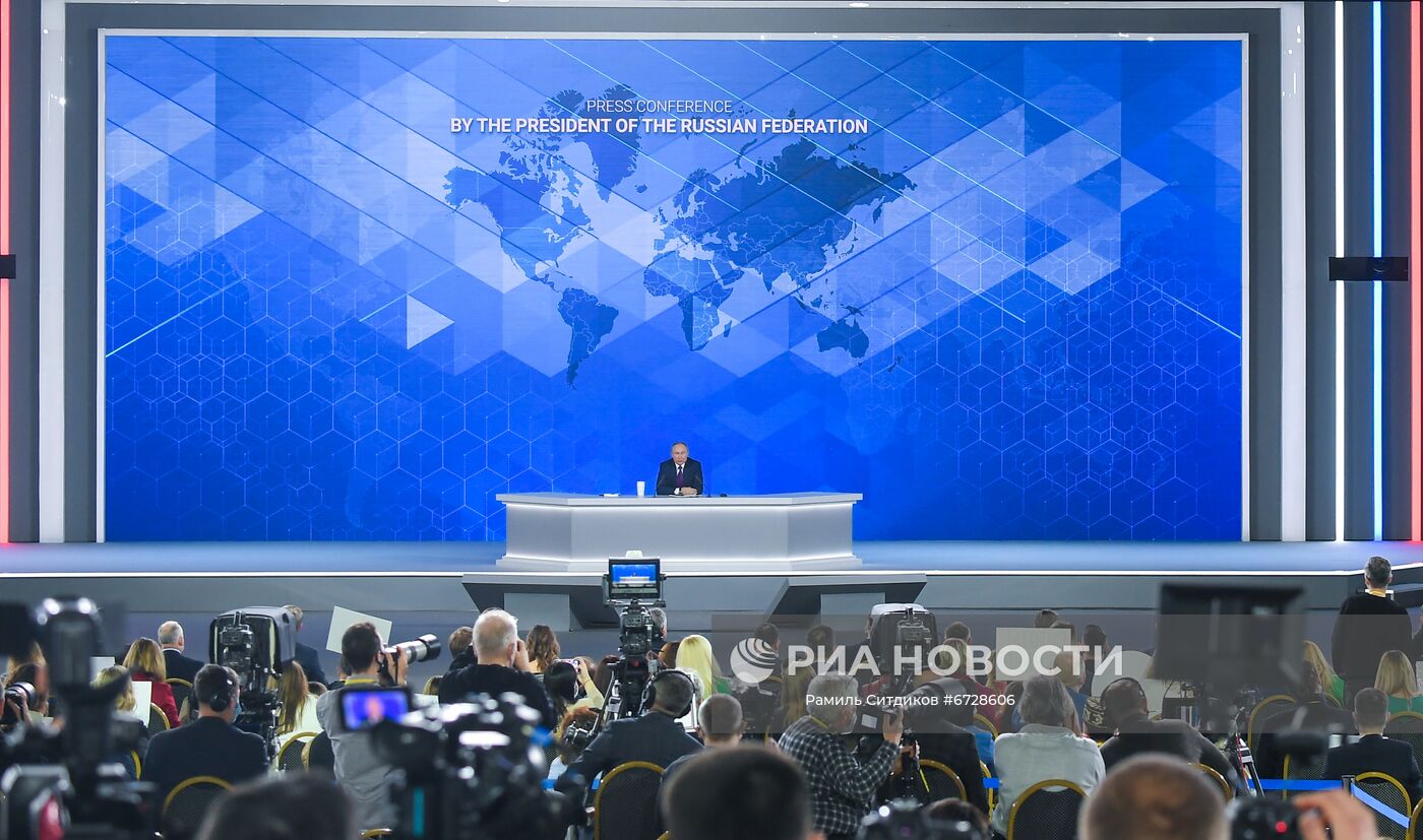 23 декабря 2021. Президент РФ Владимир Путин на большой ежегодной пресс-конференции в Центральном выставочном зале "Манеж". Место: Россия, Москва. Автор: Рамиль Ситдиков/РИА Новости. Ежегодная пресс-конференция президента России Владимира Путина
