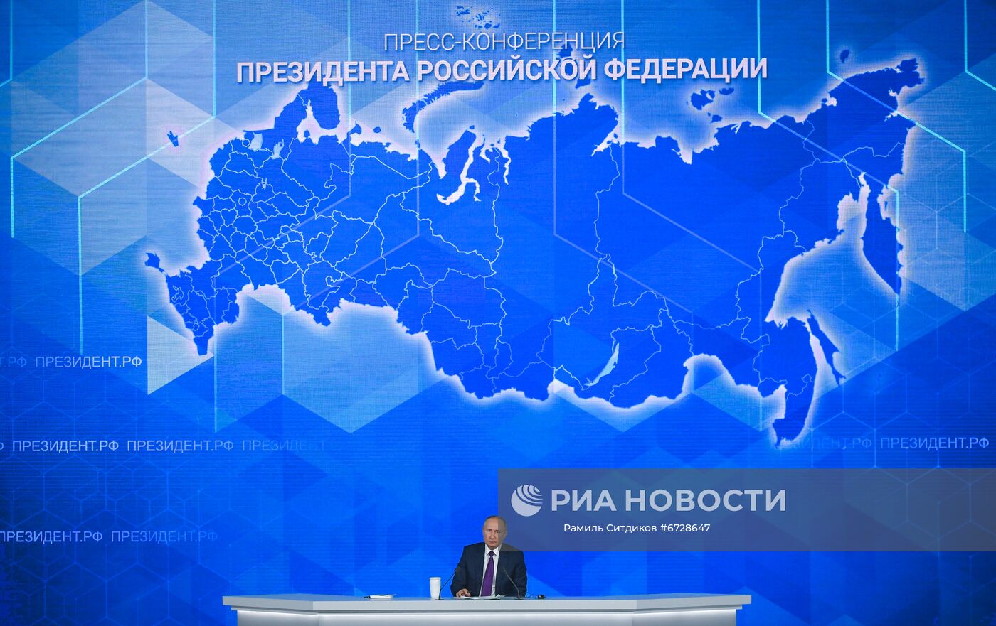 23 декабря 2021. Президент РФ Владимир Путин на большой ежегодной пресс-конференции в Центральном выставочном зале "Манеж". Место: Россия, Москва. Автор: Рамиль Ситдиков/РИА Новости. Ежегодная пресс-конференция президента России Владимира Путина
