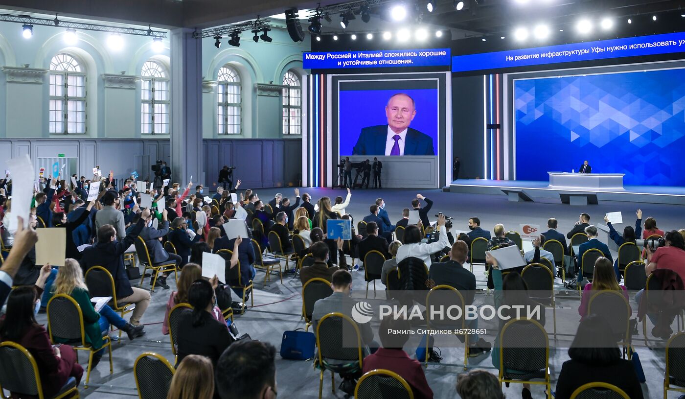 23 декабря 2021. Президент РФ Владимир Путин на большой ежегодной пресс-конференции в Центральном выставочном зале "Манеж". Место: Россия, Москва. Автор: Рамиль Ситдиков/РИА Новости. Ежегодная пресс-конференция президента России Владимира Путина