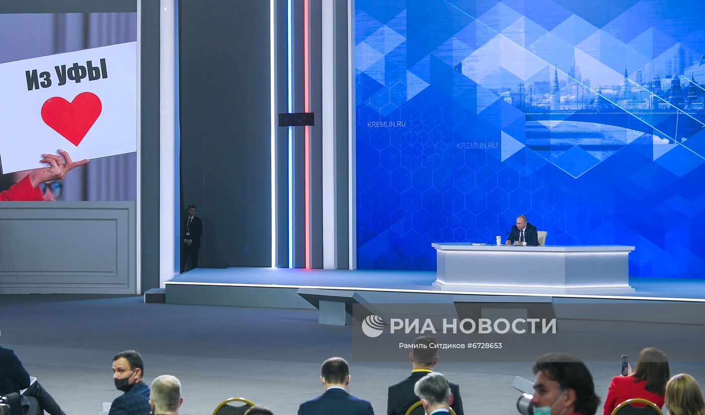 23 декабря 2021. Президент РФ Владимир Путин на большой ежегодной пресс-конференции в Центральном выставочном зале "Манеж". Место: Россия, Москва. Автор: Рамиль Ситдиков/РИА Новости. Ежегодная пресс-конференция президента России Владимира Путина