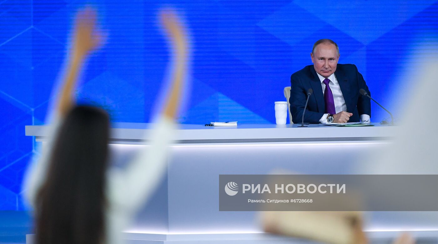 23 декабря 2021. Президент РФ Владимир Путин на большой ежегодной пресс-конференции в Центральном выставочном зале "Манеж". Место: Россия, Москва. Автор: Рамиль Ситдиков/РИА Новости. Ежегодная пресс-конференция президента России Владимира Путина