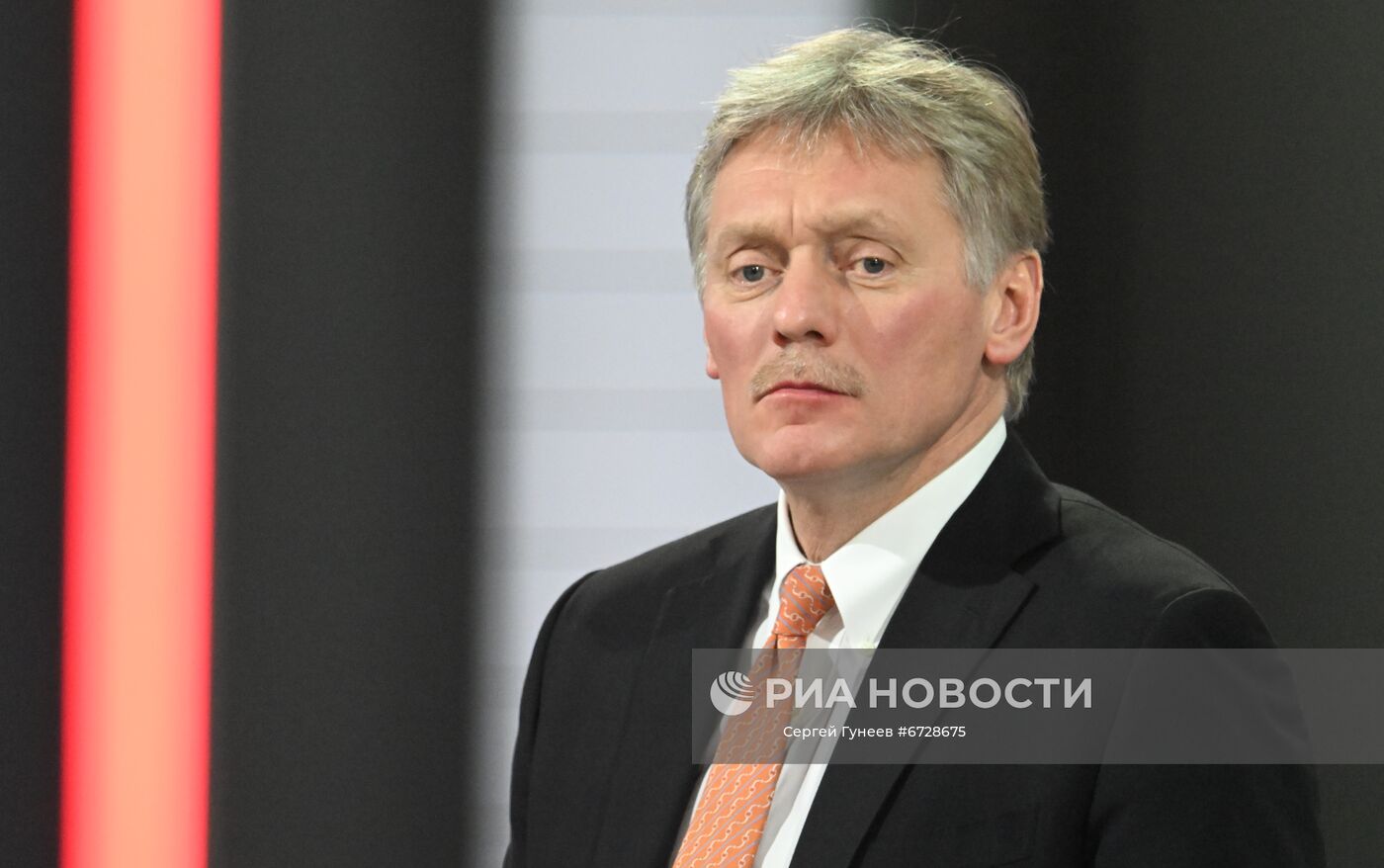 23 декабря 2021. Заместитель руководителя администрации президента РФ, пресс-секретарь президента РФ Дмитрий Песков на ежегодной пресс-конференции президента РФ Владимира Путина в Центральном выставочном зале "Манеж". Место: Россия, Москва. Автор: Сергей Гунеев/РИА Новости. Ежегодная пресс-конференция президента России Владимира Путина