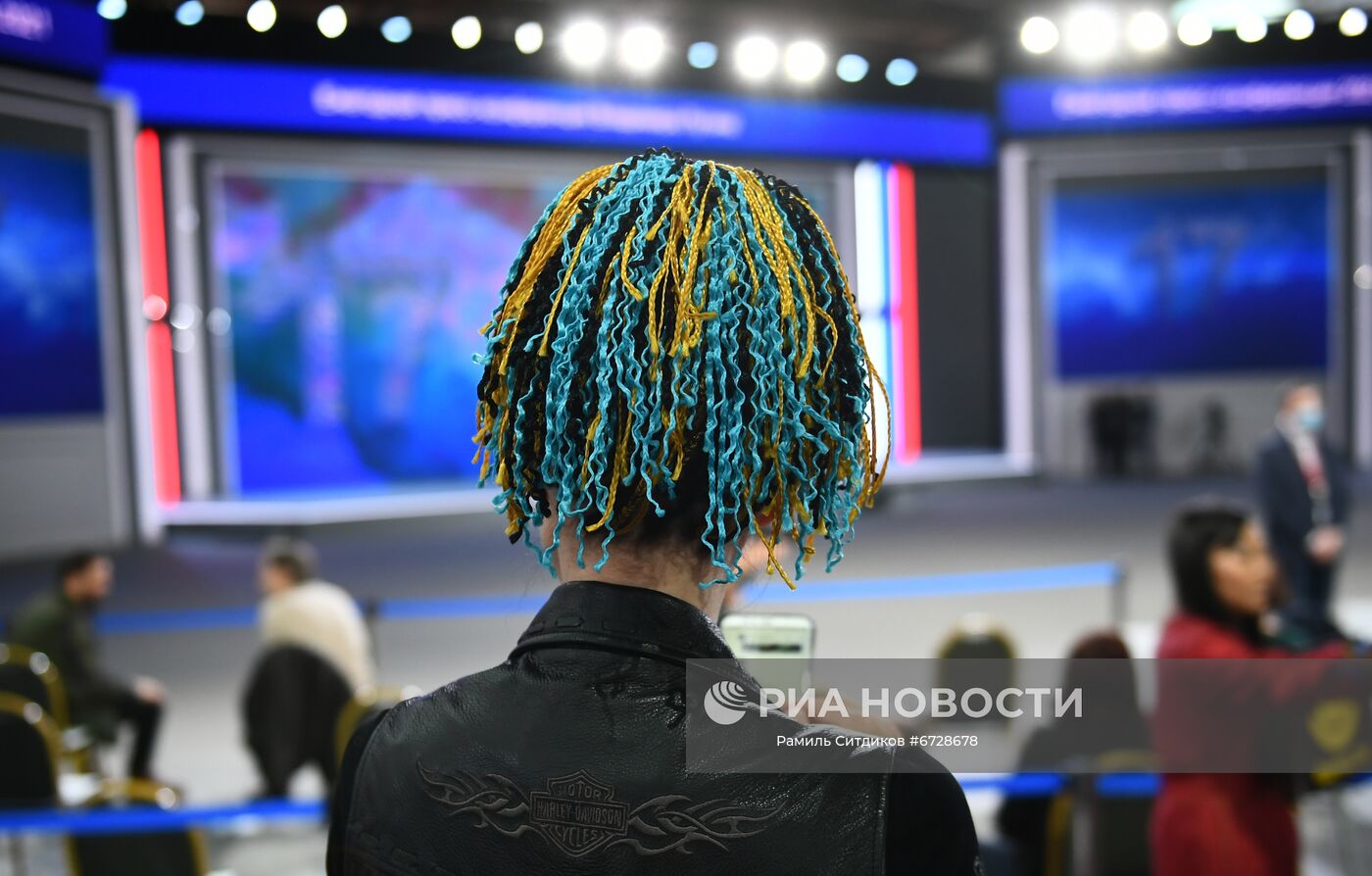 23 декабря 2021. Журналистка перед началом большой ежегодной пресс-конференции президента РФ Владимира Путина в Центральном выставочном зале "Манеж". Место: Россия, Москва. Автор: Рамиль Ситдиков/РИА Новости. Ежегодная пресс-конференция президента России Владимира Путина