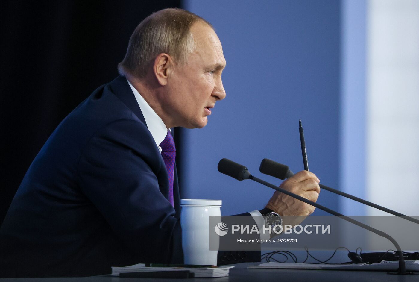 23 декабря 2021. Президент РФ Владимир Путин на большой ежегодной пресс-конференции в Центральном выставочном зале "Манеж". Место: Россия, Москва. Автор: Михаил Метцель/РИА Новости. Ежегодная пресс-конференция президента России Владимира Путина