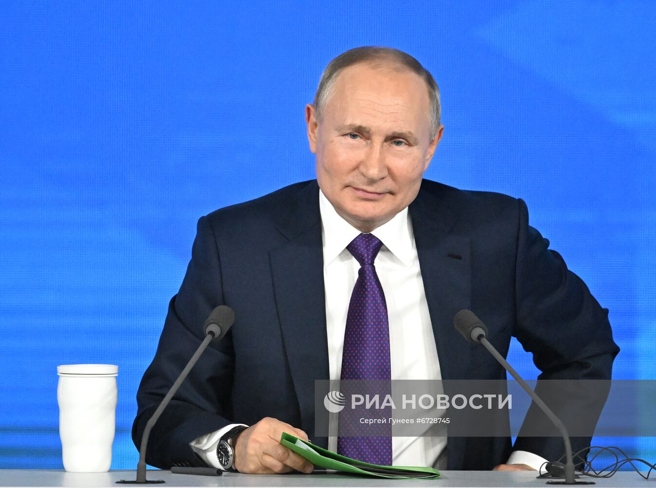23 декабря 2021. Президент РФ Владимир Путин на большой ежегодной пресс-конференции в Центральном выставочном зале "Манеж". Место: Россия, Москва. Автор: Сергей Гунеев/РИА Новости. Ежегодная пресс-конференция президента России Владимира Путина