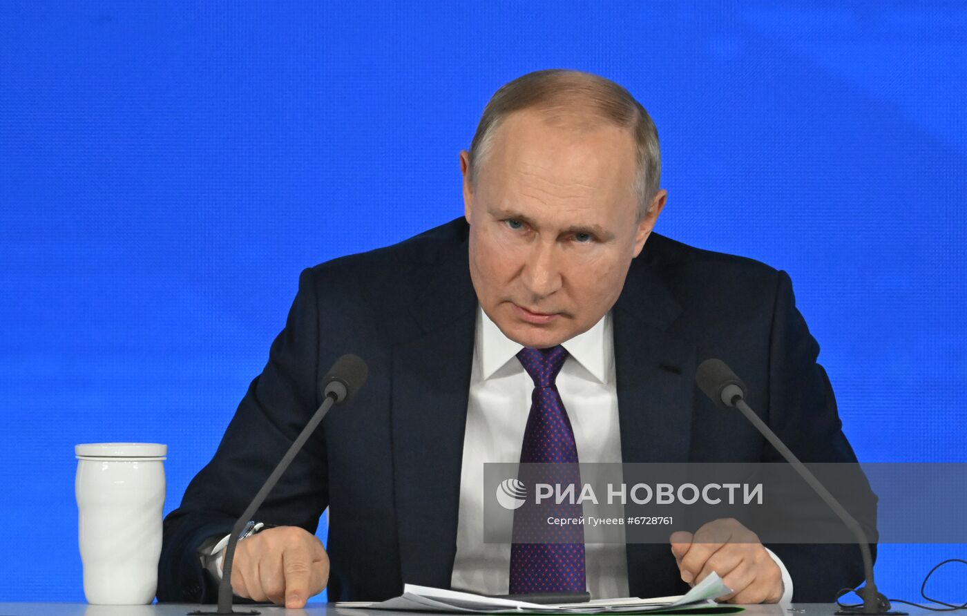 23 декабря 2021. Президент РФ Владимир Путин на большой ежегодной пресс-конференции в Центральном выставочном зале "Манеж". Место: Россия, Москва. Автор: Сергей Гунеев/РИА Новости. Ежегодная пресс-конференция президента России Владимира Путина