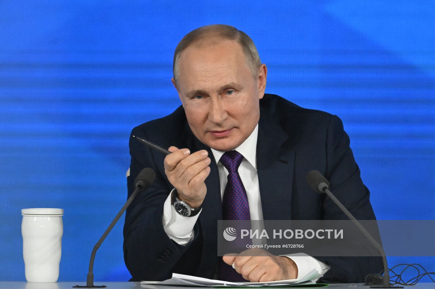 23 декабря 2021. Президент РФ Владимир Путин на большой ежегодной пресс-конференции в Центральном выставочном зале "Манеж". Место: Россия, Москва. Автор: Сергей Гунеев/РИА Новости. Ежегодная пресс-конференция президента России Владимира Путина