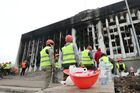 Рабочие во время восстановительных работ пострадавшего от пожара здания Акимата (служит местопребыванием городского исполнительного органа власти, возглавляемого акимом) в Алма-Ате. В Казахстане прошли массовые акции протестов, вызванные ростом цен на сжиженный нефтяной газ, которые потом переросли в беспорядки и погромы. 5 января правительство ушло в отставку, на территории страны введен режим ЧП, в Казахстан направлены миротворческие силы ОДКБ. Место: Казахстан, Алма-Ата. Автор: Василий Крестьянинов/РИА Новости. Восстановительные работы после беспорядков в Алма-Ате