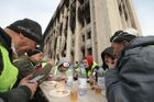 Рабочие во время обеда в перерыве восстановительных работ пострадавшего от пожара здания Акимата (служит местопребыванием городского исполнительного органа власти, возглавляемого акимом) в Алма-Ате. В Казахстане прошли массовые акции протестов, вызванные ростом цен на сжиженный нефтяной газ, которые потом переросли в беспорядки и погромы. 5 января правительство ушло в отставку, на территории страны введен режим ЧП, в Казахстан направлены миротворческие силы ОДКБ. Место: Казахстан, Алма-Ата. Автор: Василий Крестьянинов/РИА Новости. Восстановительные работы после беспорядков в Алма-Ате