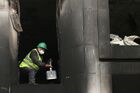 Рабочий во время восстановительных работ пострадавшего от пожара здания Акимата (служит местопребыванием городского исполнительного органа власти, возглавляемого акимом) в Алма-Ате. В Казахстане прошли массовые акции протестов, вызванные ростом цен на сжиженный нефтяной газ, которые потом переросли в беспорядки и погромы. 5 января правительство ушло в отставку, на территории страны введен режим ЧП, в Казахстан направлены миротворческие силы ОДКБ. Место: Казахстан, Алма-Ата. Автор: Василий Крестьянинов/РИА Новости. Восстановительные работы после беспорядков в Алма-Ате