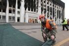 Рабочие во время восстановительных работ пострадавшего от пожара здания Акимата (служит местопребыванием городского исполнительного органа власти, возглавляемого акимом) в Алма-Ате. В Казахстане прошли массовые акции протестов, вызванные ростом цен на сжиженный нефтяной газ, которые потом переросли в беспорядки и погромы. 5 января правительство ушло в отставку, на территории страны введен режим ЧП, в Казахстан направлены миротворческие силы ОДКБ. Место: Казахстан, Алма-Ата. Автор: Василий Крестьянинов/РИА Новости. Восстановительные работы после беспорядков в Алма-Ате
