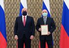 13 января 2022. Председатель правительства РФ Михаил Мишустин и секретарь общероссийской общественной организации "Союз журналистов России" Рафаэль Гусейнов (справа) на церемонии вручения премий правительства в области средств массовой информации за 2021 год. Место: Россия, Москва. Автор: Александр Астафьев/РИА Новости. Премьер-министр РФ М. Мишустин вручил премии правительства в области СМИ за 2021 год