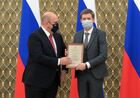 13 января 2022. Председатель правительства РФ Михаил Мишустин и вице-президент НО Фонд православного телевидения - генеральный директор редакции средства массовой информации телеканала "Первый общественный православный телеканал "СПАС" Борис Корчевников (справа) на церемонии вручения премий правительства в области средств массовой информации за 2021 год. Место: Россия, Москва. Автор: Александр Астафьев/РИА Новости. Премьер-министр РФ М. Мишустин вручил премии правительства в области СМИ за 2021 год