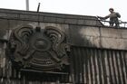 Рабочий во время восстановительных работ пострадавшего от пожара здания Акимата (служит местопребыванием городского исполнительного органа власти, возглавляемого акимом) в Алма-Ате. В Казахстане прошли массовые акции протестов, вызванные ростом цен на сжиженный нефтяной газ, которые потом переросли в беспорядки и погромы. 5 января правительство ушло в отставку, на территории страны введен режим ЧП, в Казахстан направлены миротворческие силы ОДКБ. Место: Казахстан, Алма-Ата. Автор: Василий Крестьянинов/РИА Новости. Фото недели