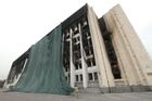 Восстановительные работы пострадавшего от пожара здания Акимата (служит местопребыванием городского исполнительного органа власти, возглавляемого акимом) в Алма-Ате. В Казахстане прошли массовые акции протестов, вызванные ростом цен на сжиженный нефтяной газ, которые потом переросли в беспорядки и погромы. 5 января правительство ушло в отставку, на территории страны введен режим ЧП, в Казахстан направлены миротворческие силы ОДКБ. Место: Казахстан, Алма-Ата. Автор: Василий Крестьянинов/РИА Новости. Восстановительные работы после беспорядков в Алма-Ате