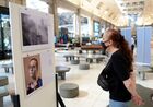 Выставка победителей Международного конкурса фотожурналистики имени Андрея Стенина на железнодорожной станции "Ретиро" в Буэнос-Айресе. Конкурс имени Андрея Стенина проводится ежегодно с целью поддержать молодых фоторепортеров и привлечь общественное внимание к задачам современной фотожурналистики. Работы победителей выставляются во многих городах мира. В 2021 году конкурс собрал более 4500 работ из 70 стран. В 2022 году конкурс принимает работы до 28 февраля. Место: Аргентина, Буэнос-Айрес. Автор: Игнасио Амикони/РИА Новости. Открытие выставки победителей конкурса им. Андрея Стенина в Буэнос-Айресе