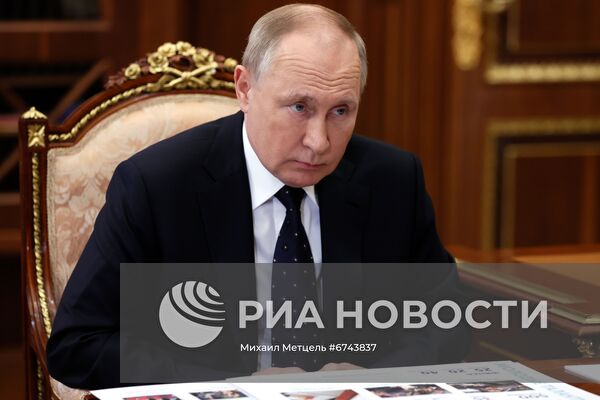 Президент РФ В. Путин провел встречу с министром культуры РФ О. Любимовой