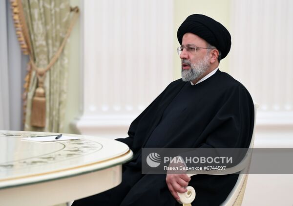 Встреча президента РФ В. Путина с президентом Ирана Э. Раиси