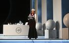 Актриса Вера Алентова в роли Хелены Рубинштейн в сцене спектакля-бенефиса Веры Алентовой "Мадам Рубинштейн" в постановке художественного руководителя театра Евгения Писарева, приуроченного к 80-летию народной артистки России, в театре им. Пушкина в Москве. Место: Россия. Автор: Владимир Федоренко/РИА Новости. Спектакль-бенефис В. Алентовой "Мадам Рубинштейн"