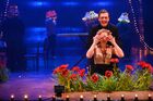 Актеры Виктория Толстоганова (Анна Петровна) и Дмитрий Гурьянов (Глагольев) на предпремьерном пресс-показе спектакля "Платонов болит" по пьесе Антона Чехова в постановке режиссера Александра Молочникова на сцене театрально-концертного зала "Дворец на Яузе" в Москве. Место: Россия, Москва. Автор: Владимир Федоренко/РИА Новости. Спектакль "Платонов болит" в Театре на Бронной