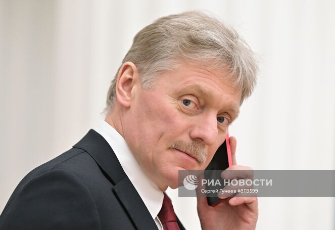 Заместитель руководителя администрации президента РФ, пресс-секретарь президента РФ Дмитрий Песков перед началом пресс-конференции президента РФ Владимира Путина и президента Белоруссии Александра Лукашенко по итогам переговоров в Москве. Место: Россия, Москва. Автор: Сергей Гунеев/РИА Новости. Президент РФ В. Путин провел переговоры с президентом Белоруссии А. Лукашенко