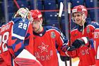 Вратарь ПХК ЦСКА Иван Федотов (слева) и игрок ПХК ЦСКА Богдан Киселевич (в центре) в матче 1/4 финала Западной конференции плей-офф Кубка Гагарина Континентальной хоккейной лиги сезона 2021/2022 между ПХК ЦСКА (Москва) и ХК "Локомотив" (Ярославль). Место: Россия, Москва. Автор: Сергей Гунеев/РИА Новости. Хоккей. КХЛ. Матч ЦСКА - "Локомотив"