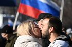 Люди возле большой спортивной арены "Лужники" в Москве перед началом митинга-концерта, посвященного воссоединению Крыма с Россией. Место: Россия, Москва. Автор: Владимир Астапкович/РИА Новости. Митинг-концерт, посвященный воссоединению Крыма с Россией