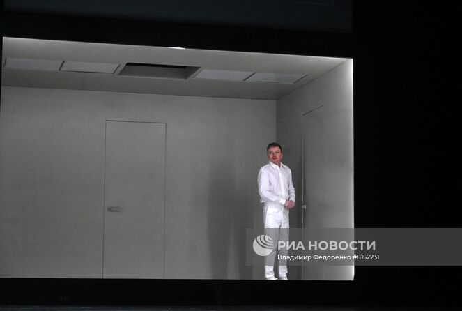 Актер Антон Колесников в роли Носоходова Василия Николаевича, обладателя "Идеального Че" в сцене из спектакля "(Не)идеальный Че" в театре им. Ермоловой в Москве. Место: Россия, Москва. Автор: Владимир Федоренко/РИА Новости. Спектакль "(Не)идеальный Че" в театре им. Ермоловой