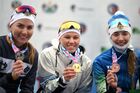Призеры женского масс-старта на 12.5 км чемпионата России по биатлону (слева направо): Виктория Сливко – серебряная медаль, Кристина Резцова – золотая медаль и Светлана Миронова – бронзовая медаль, на церемонии награждения. Место: Россия, Тюмень. Автор: Владимир Астапкович/РИА Новости. Биатлон. Чемпионат России. Женщины. Масс-старт
