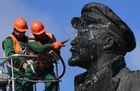 Промывка памятника Ленину в Красноярске