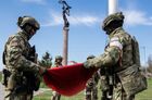 Военнослужащие Росгвардии подняли копию Знамени Победы на Алее Славы в Херсоне