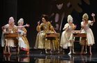 Аксиния Пустыльникова в роли Королевы (в центре) на прогоне музыкального спектакля "Подснежники для королевы" в Малом театре. Спектакль по мотивам чешской народной сказки "О двенадцати месяцах" в переводе Николая Лескова в переложении Б. Немцовой поставили режиссер и хореограф Анна Фекета и режиссёр - Константин Юдаев. Место: Россия, Москва. Автор: Владимир Федоренко/РИА Новости. Музыкальный спектакль "Подснежники для королевы"