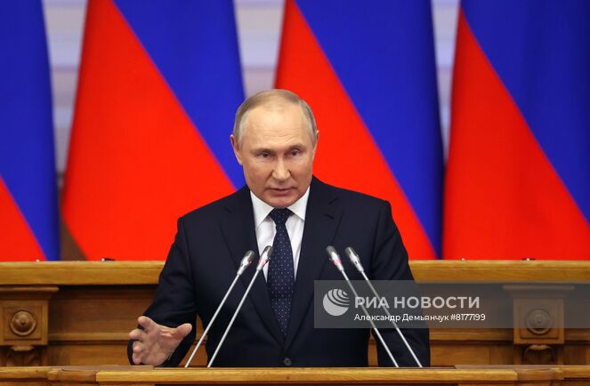 27 апреля 2022. Президент РФ Владимир Путин выступает на встрече с членами Совета законодателей РФ при Федеральном Собрании РФ. Встреча, приуроченная к Дню российского парламентаризма, проходит в Таврическом дворце. Место: Россия, Санкт-Петербург. Автор: Александр Демьянчук/РИА Новости. Встреча президента РФ В. Путина с членами Совета законодателей РФ