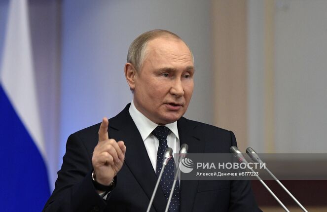 27 апреля 2022. Президент РФ Владимир Путин выступает на встрече с членами Совета законодателей РФ при Федеральном Собрании РФ. Встреча, приуроченная к Дню российского парламентаризма, проходит в Таврическом дворце. Место: Россия, Санкт-Петербург. Автор: Алексей Даничев/РИА Новости. Встреча президента РФ В. Путина с членами Совета законодателей РФ