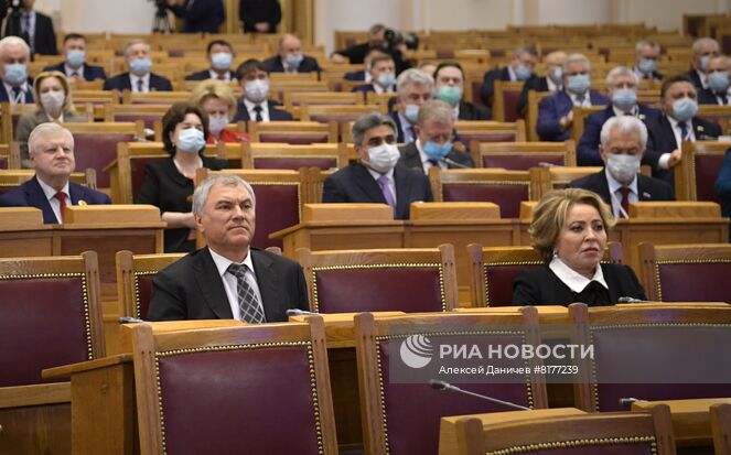 27 апреля 2022. Председатель Государственной Думы РФ Вячеслав Володин и председатель Совета Федерации РФ Валентина Матвиенко (на первом плане) на встрече президента РФ Владимира Путина с членами Совета законодателей РФ при Федеральном Собрании РФ. Встреча, приуроченная к Дню российского парламентаризма, проходит в Таврическом дворце. Место: Россия, Санкт-Петербург. Автор: Алексей Даничев/РИА Новости. Встреча президента РФ В. Путина с членами Совета законодателей РФ