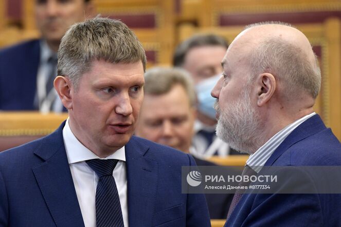 27 апреля 2022. Министр экономического развития РФ Максим Решетников (слева) и председатель комитета Государственной Думы РФ по государственному строительству и законодательству Павел Крашенинников перед началом встречи президента РФ Владимира Путина с членами Совета законодателей РФ при Федеральном Собрании РФ. Встреча, приуроченная к Дню российского парламентаризма, проходит в Таврическом дворце. Место: Россия, Санкт-Петербург. Автор: Алексей Даничев/РИА Новости. Встреча президента РФ В. Путина с членами Совета законодателей РФ