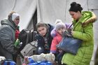 Эвакуированные из района "Азовстали" мирные жители в селе Безыменное 