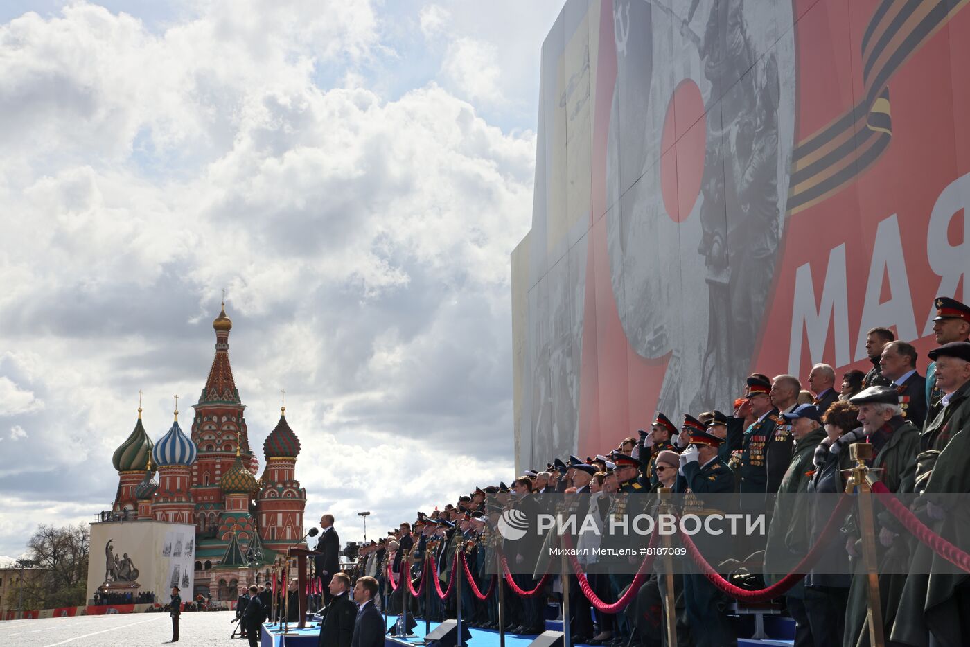 9 мая 2022. Президент РФ - верховный главнокомандующий вооруженными силами РФ Владимир Путин выступает на военном параде в ознаменование 77-й годовщины Победы в Великой Отечественной войне 1941-1945 годов на Красной площади в Москве. Место: Россия, Москва. Автор: Михаил Метцель/РИА Новости. Президент РФ В. Путин на военном параде в честь 77-й годовщины Победы в ВОВ